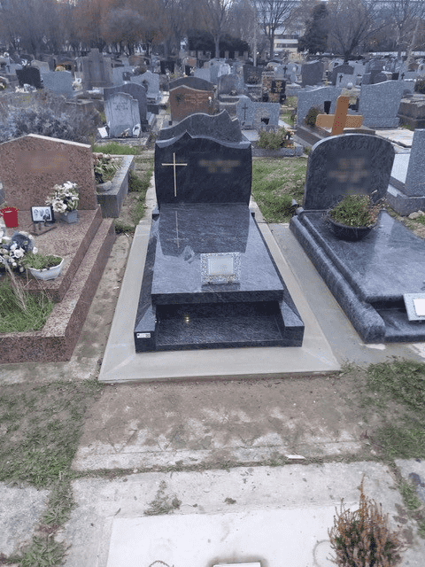 Monument Calvis Epis en Mass Blue, cimetière dans les Hauts de Seine (92)